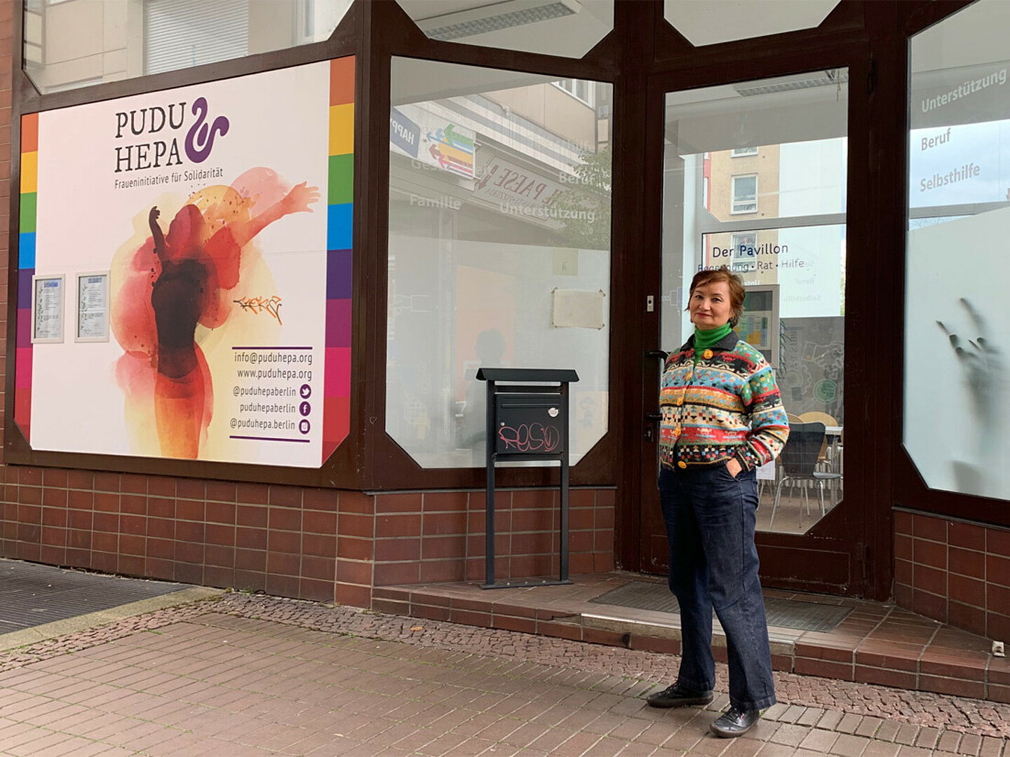 Der degewo-Pavillon in der Brunnenstraße Ecke Demminer Straße ist Anlaufstelle für alle, die Unterstützung in Sachen Rente und Soziales brauchen.