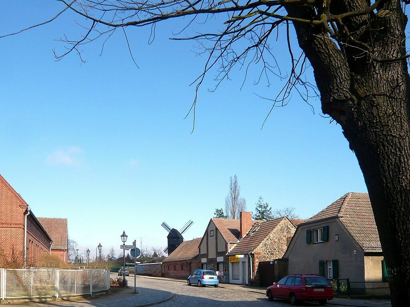 Bild zeigt eine Ecke von Alt-Marzahn. Ein blauer Himmel mit vielen Einfamilienhäusern.