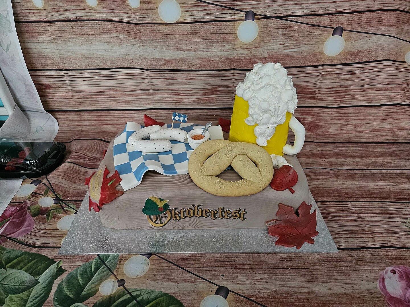 Eine rechteckige Torte mit der Aufschrift „Oktoberfest“, oben typische Symbole des Volksfestes wie Bier, eine Brezel und Weißwurst.