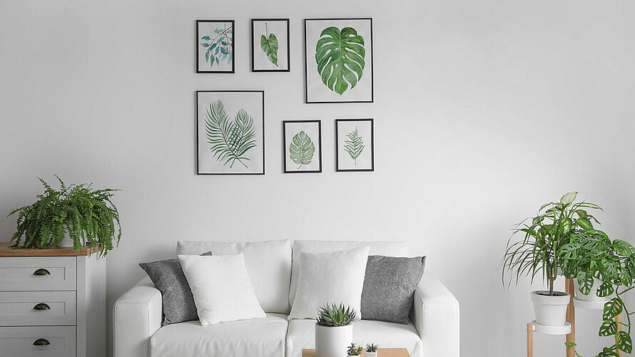 Helles Sofa mit Bildern an der Wand