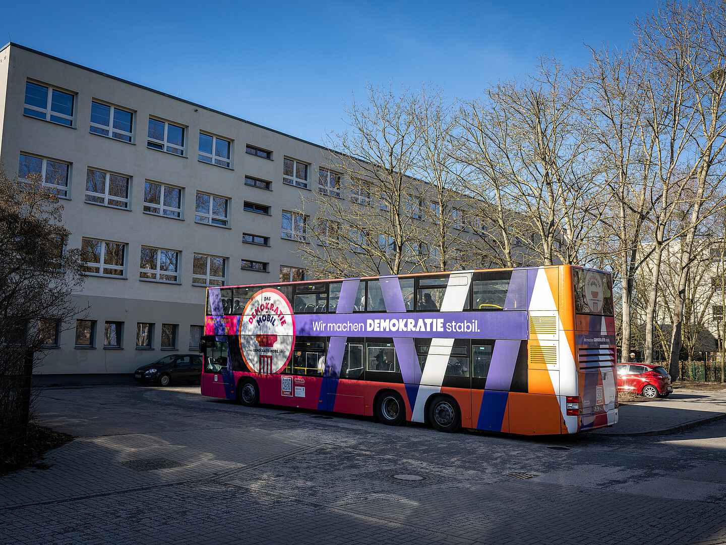 Das Demokratie-Mobil steht vor der Mercana Gemeinschaftsschule in Berlin Marzahn-