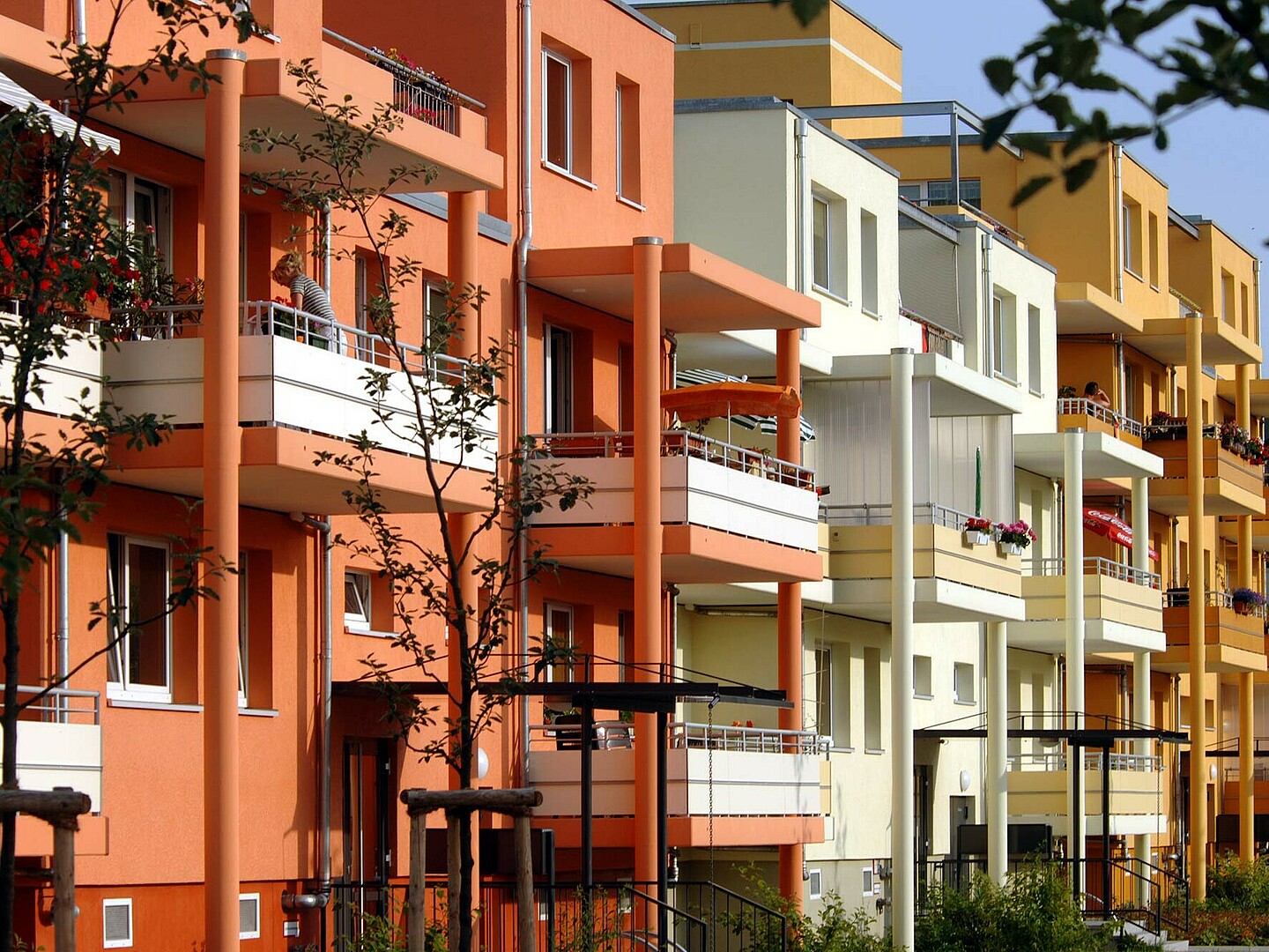 Fertiggestellter, modernisierter Plattenbau in Berlin-Marzahn.