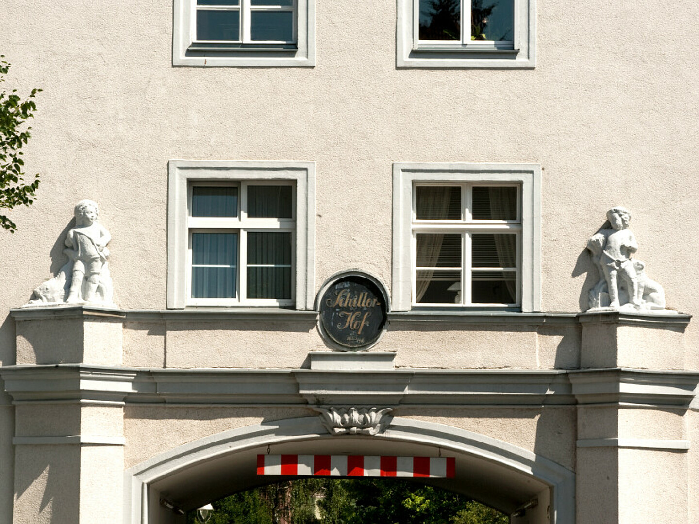 Bild zeigt Türbogen über Haustür im Schillerhof 142.