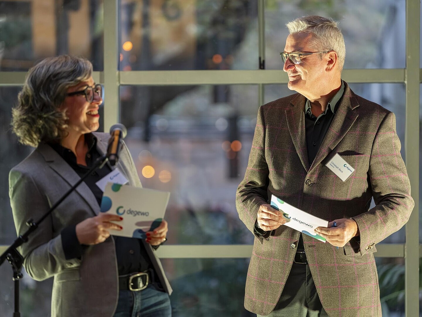 Bereichsleiterin Nadine Degen und Vorstandsmitglied Christoph Beck halten eine Rede.