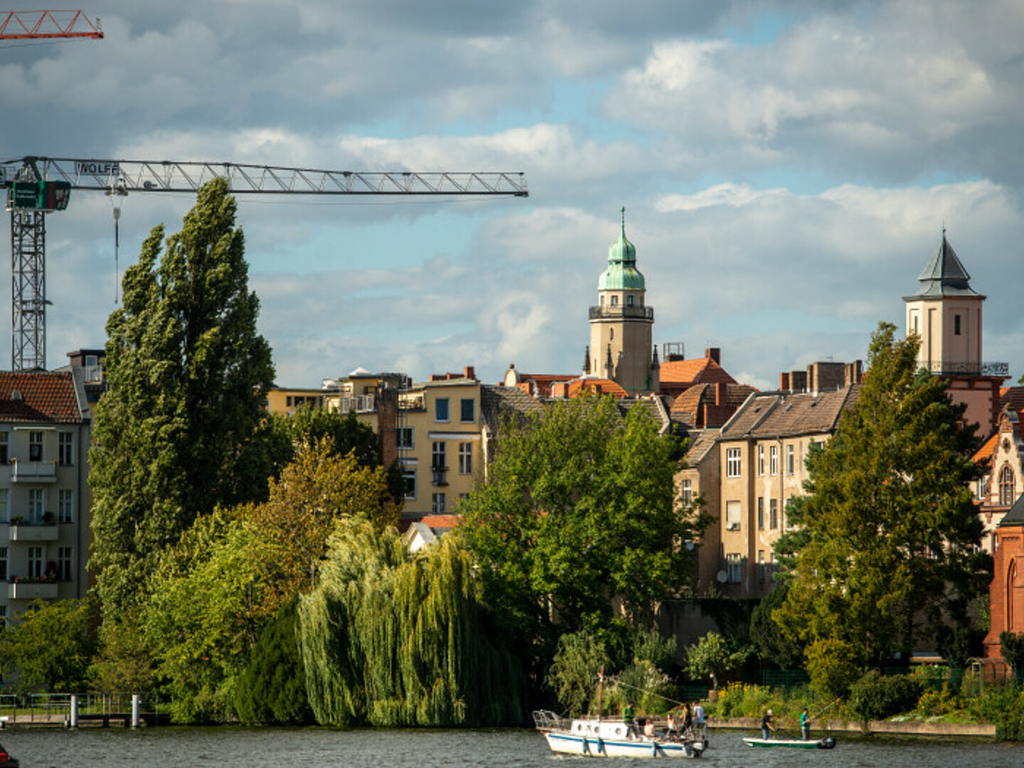 Blick über das Wasser auf Wohnhäuser