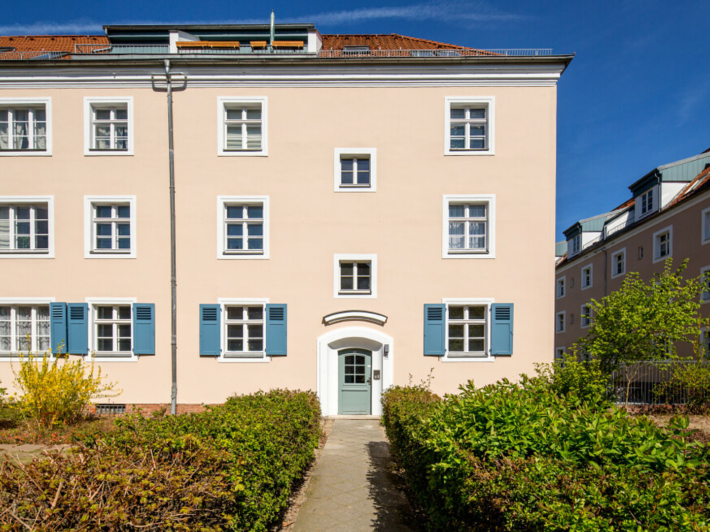 Bild zeigt ein Wohnhaus im Schillerhof, Straßenansicht.