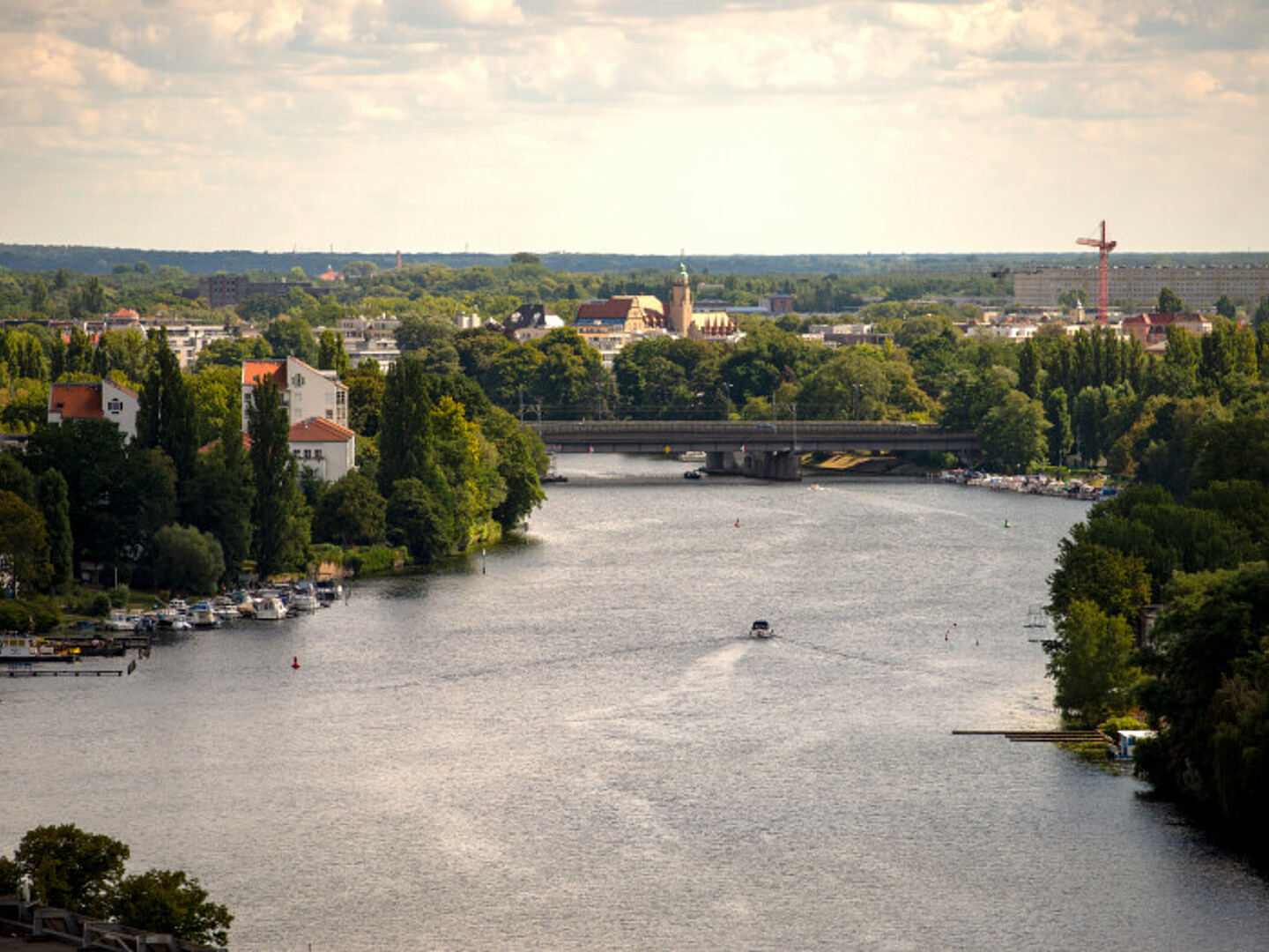 Luftbild auf den Fluss Spree