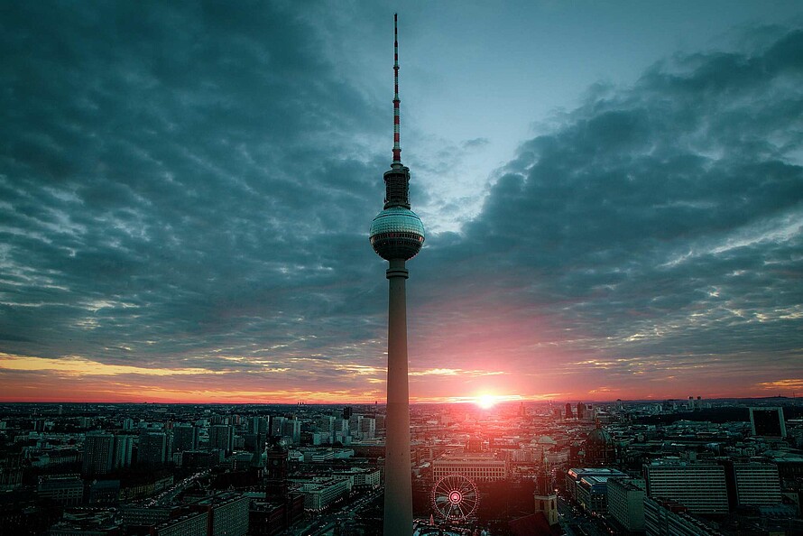 Der Fernsehturm in Berlin im Abendlicht