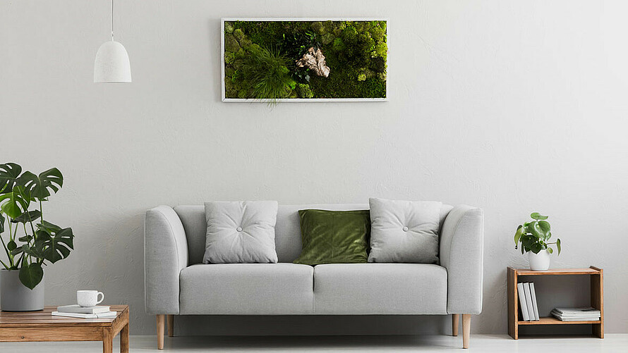 Sofa mit Bild an der Wand