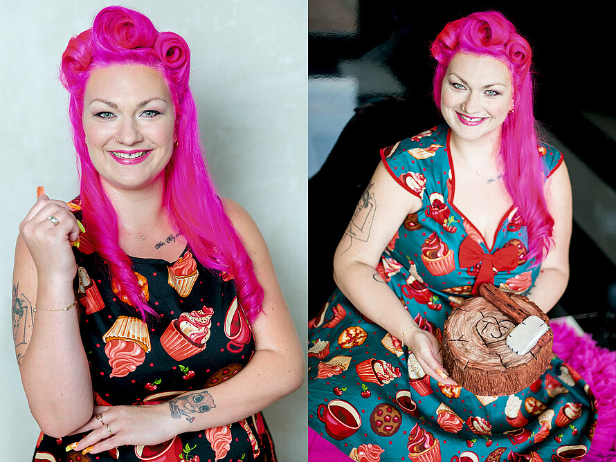 Die Konditorin Franziska Schmidt lächelt in die Kamera. Die Haare sind pink. Sie trägt ein auffälliges Kleid mit Törtchen darauf. Sie hält eine Torte in Form eines Baumstamms inklusive kleiner Axt in den Händen.