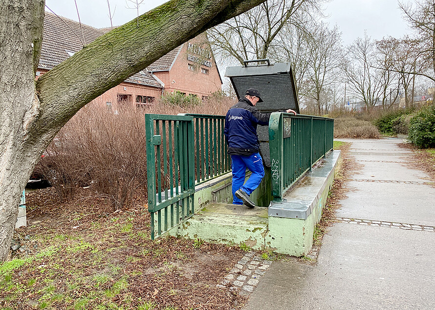 Der Mitarbeiter Andreas Becker-Günther von degewo Technische Dienste GmbH geht über eine Einstiegsstelle in den Sammelkanal Marzahn.