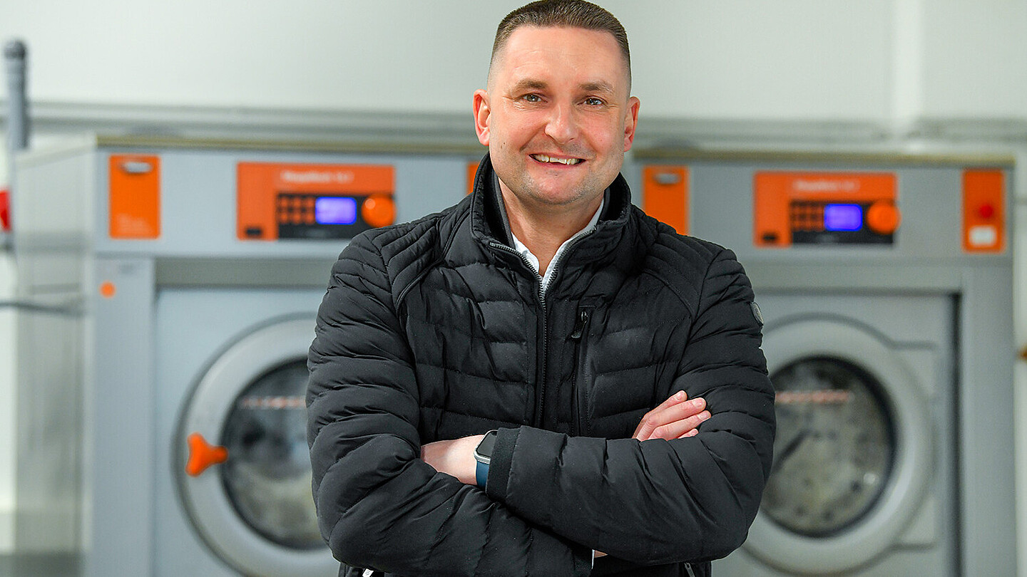 Jens Schubert lacht in die Kamera.