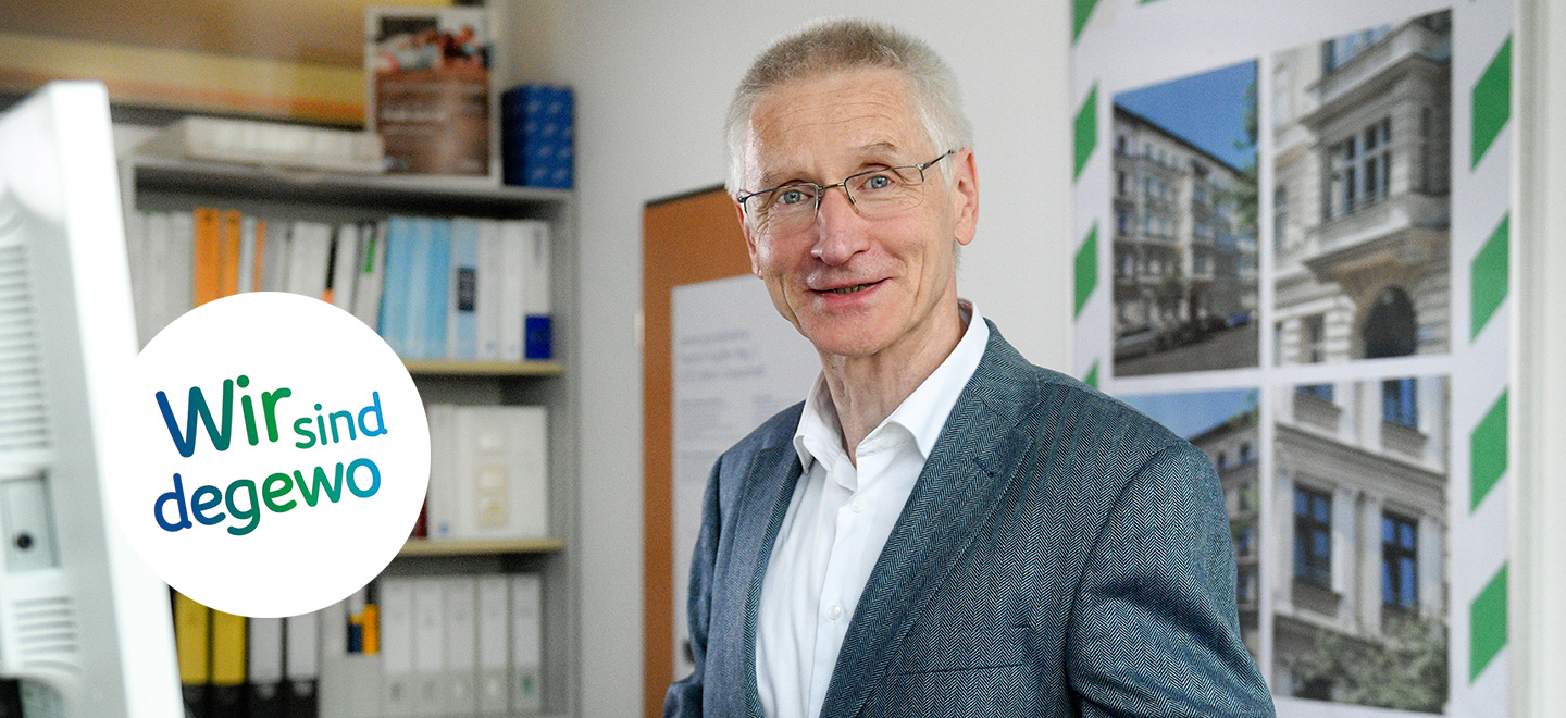 André Jödicke in seinem Büro. Im Bild ein Button mit der Aufschrift „Wir bei der degewo“.