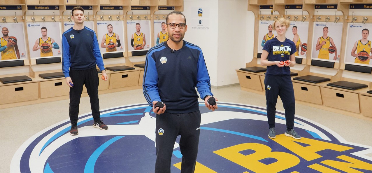 ALBA-Jugendtrainer bei einer täglichen Sportstunde für Kinder