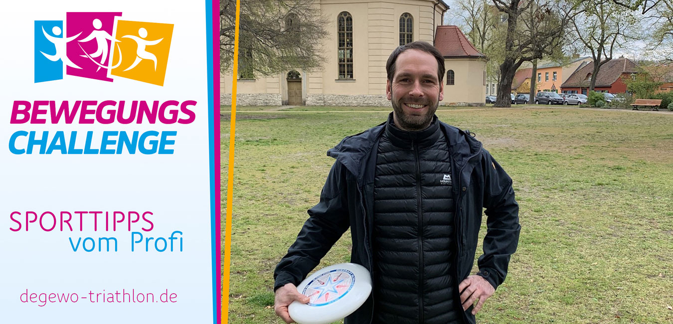 Ein Sportprofil mit einem Frisbee in seiner Hand. Er trägt schwarze Jacke und lächelt glücklich.