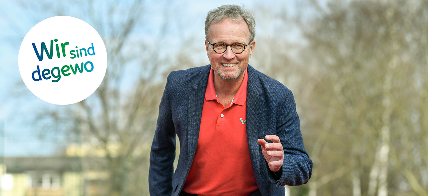 Martin Seeber scheint in die Kamera zu sprinten. Seine Arme sind angewinkelt. Er lächelt in die Kamera. Im Hintergrund sind verschwommen Bäume zu sehen.