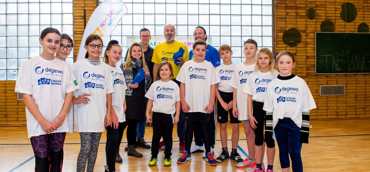 Gruppenbild von Kindern mit Trainern.