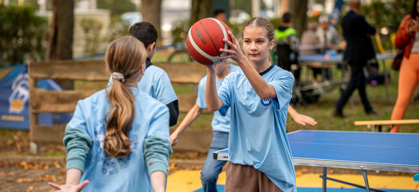 Zwei Mädchen beim Basketball spielen