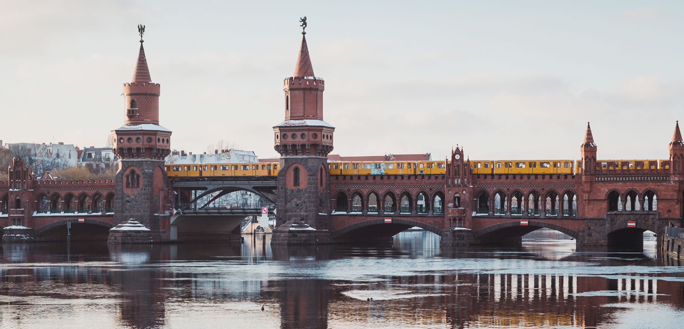 Berliner U-Bahn auf einer Brücke