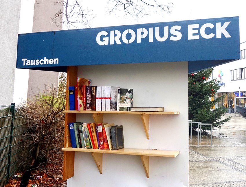 Bücherregal auf der Straßen, wo man Bücher miteinander tauschen kann.