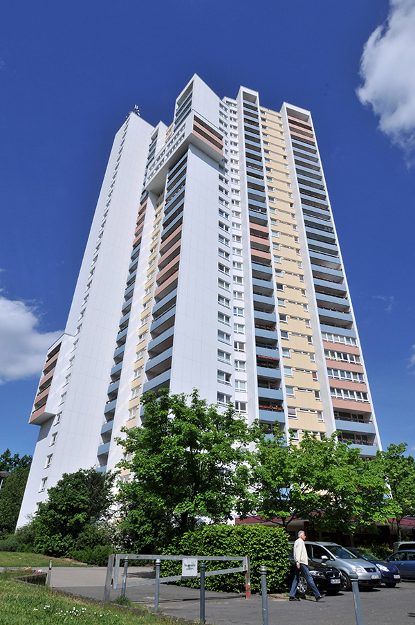 Test Hochhaus aus Froschperspektive an einem sonnigen Tag.