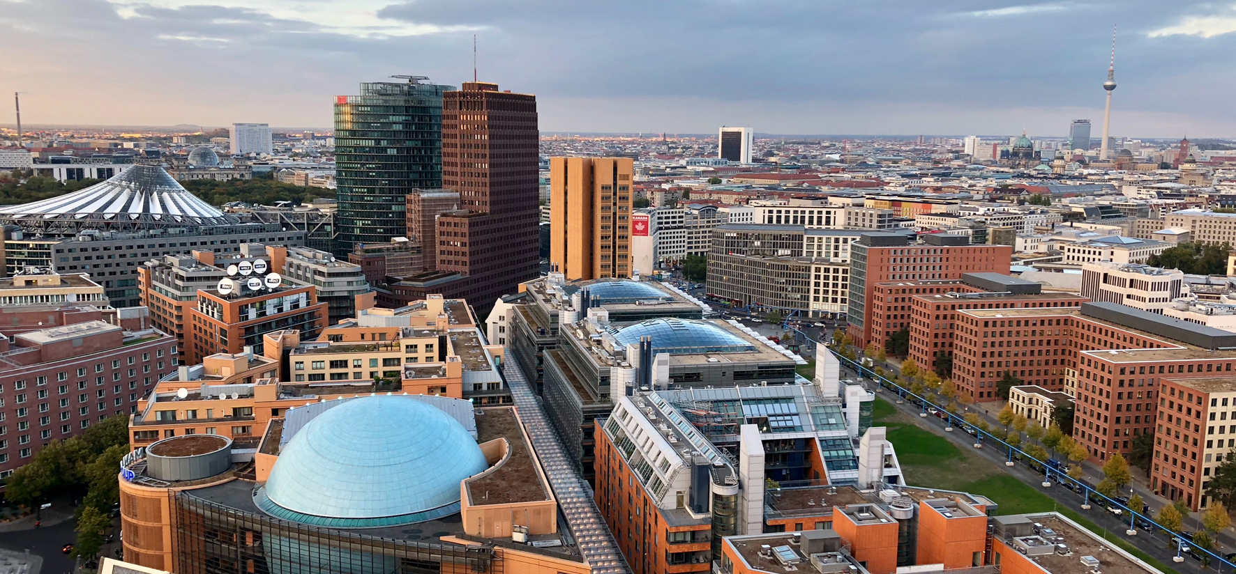 Luftbild von Großberlin. Bild zeigt vielen Berlins berühmte Gebäude wie die Berliner Philharmonie, die DB-Zentrale.