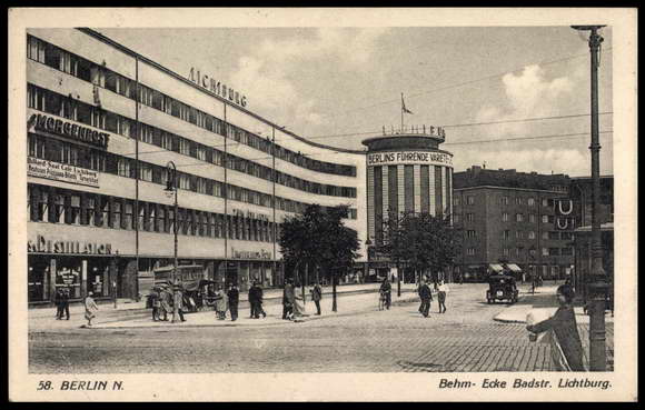 Blick nach Osten auf das Gebäude der Lichtburg mit geradlinig gestalteter Fassade.