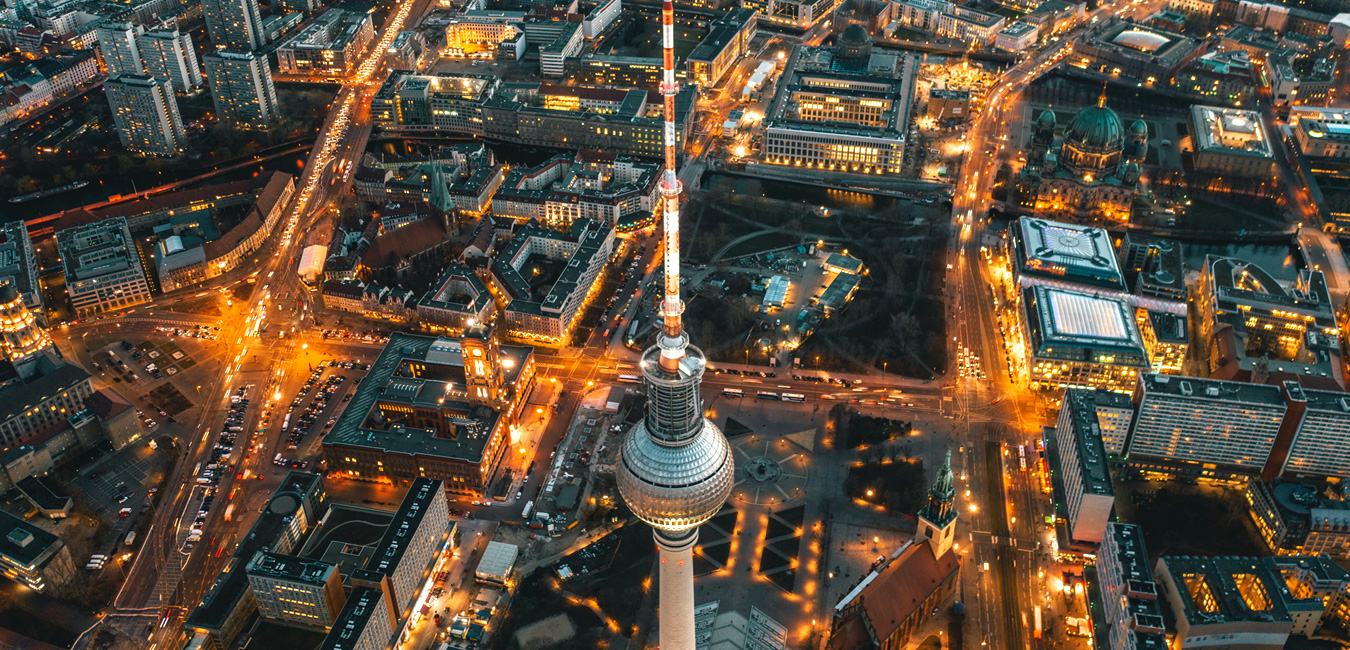  Der Berliner Fernsehturm bei Nacht aus der Vogelperspektive. 