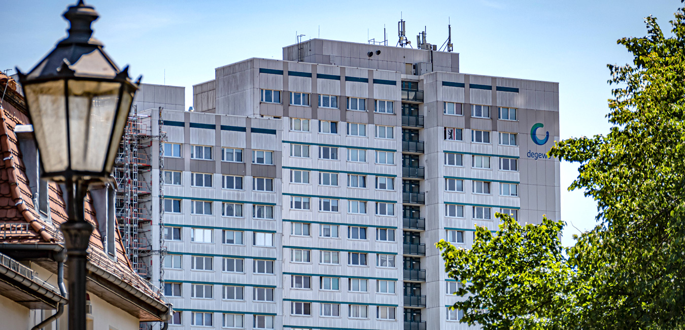 Ein Plattenbau des Typs WHH GT 18/21 von degewo in Marzahn, gesehen vom Dorf Alt-Marzahn aus