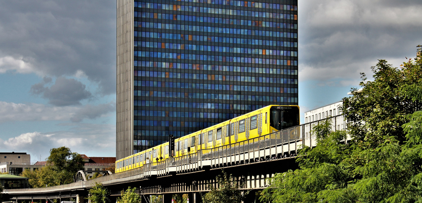 Die Berliner U-Bahn fährt am Postbank-Hochhaus vorbei.