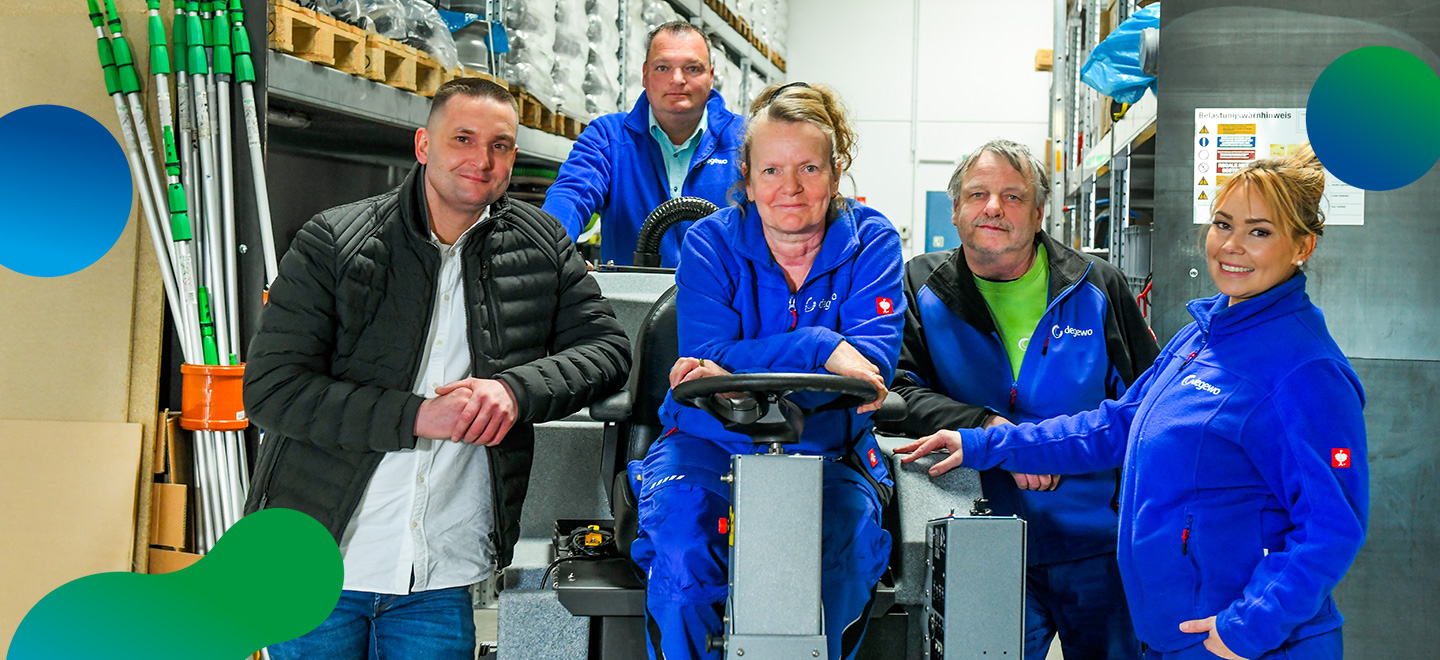 Teamfoto im Reinigungslager der dgs