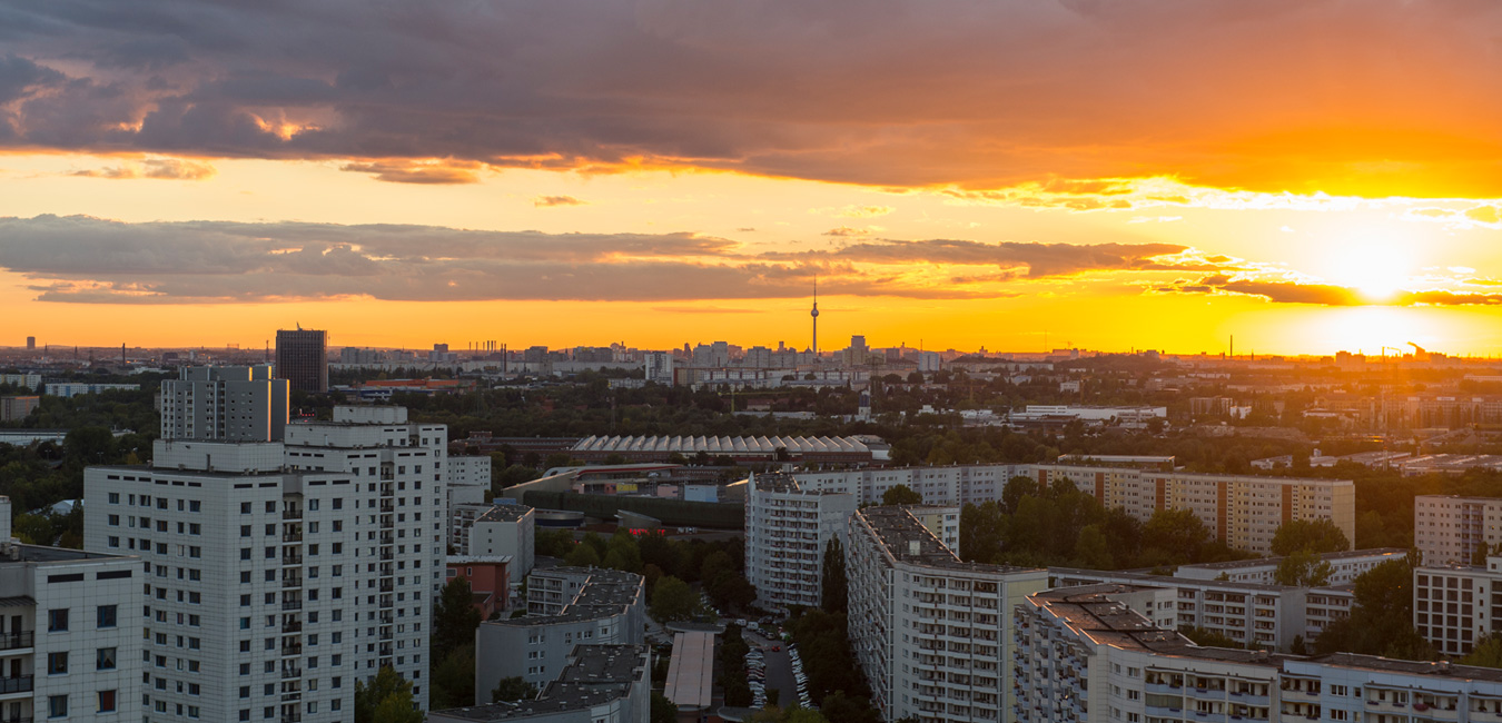 Berlin bei Sonnenuntergang von Marzahn aus gesehen: In 70 Meter Höhe geht der Blick Richtung Süden, am Horizont erkennt man den Fernsehturm.