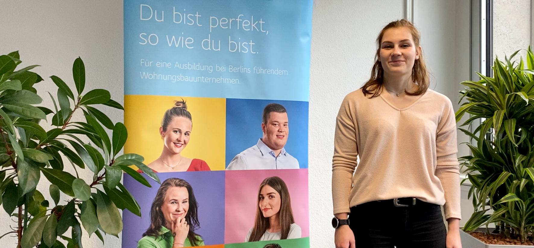 Azubi steht neben degewos Aufsteller.