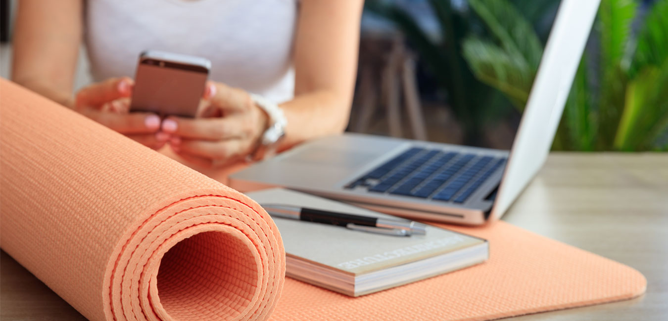 Bild zeigt aufgerollte Yogamatte auf einem Tisch.