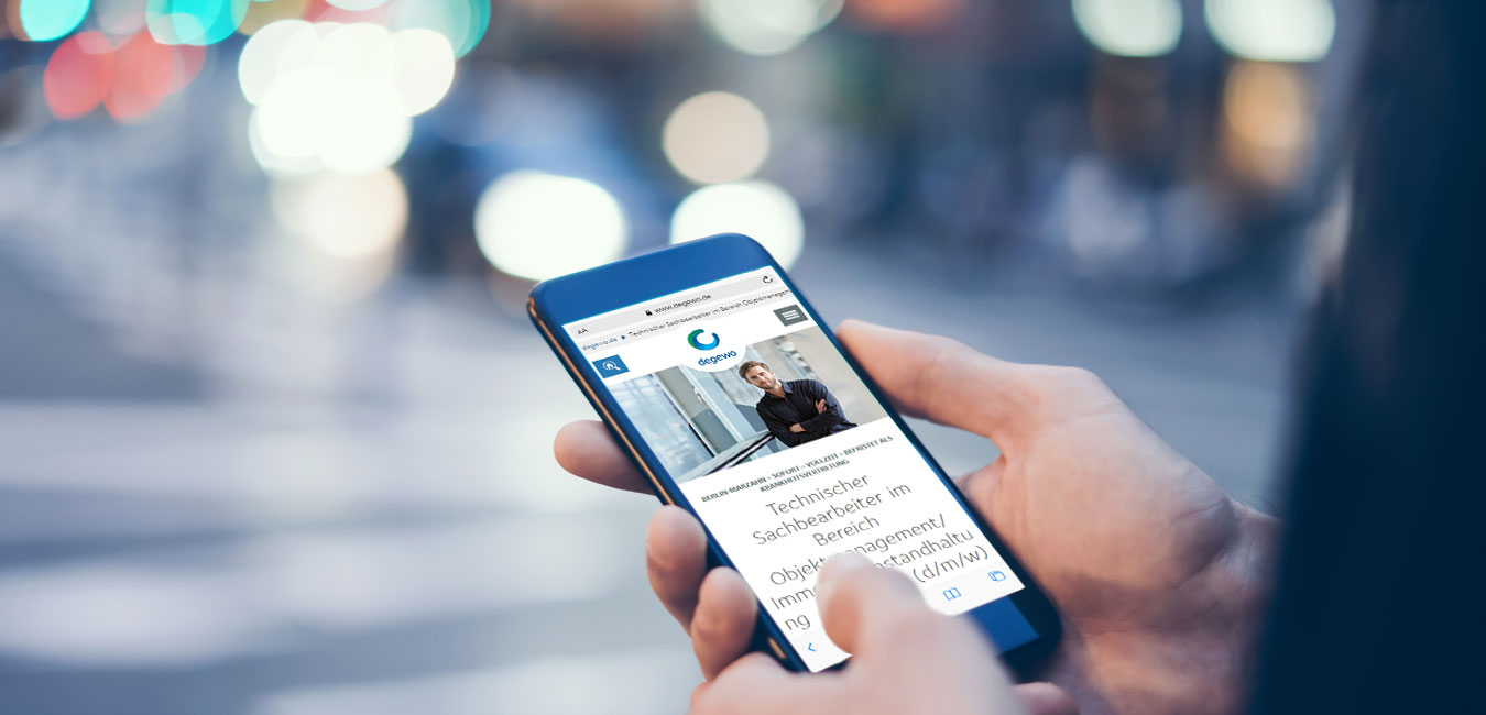 Smartphone mit geöffneter degewo-Website.