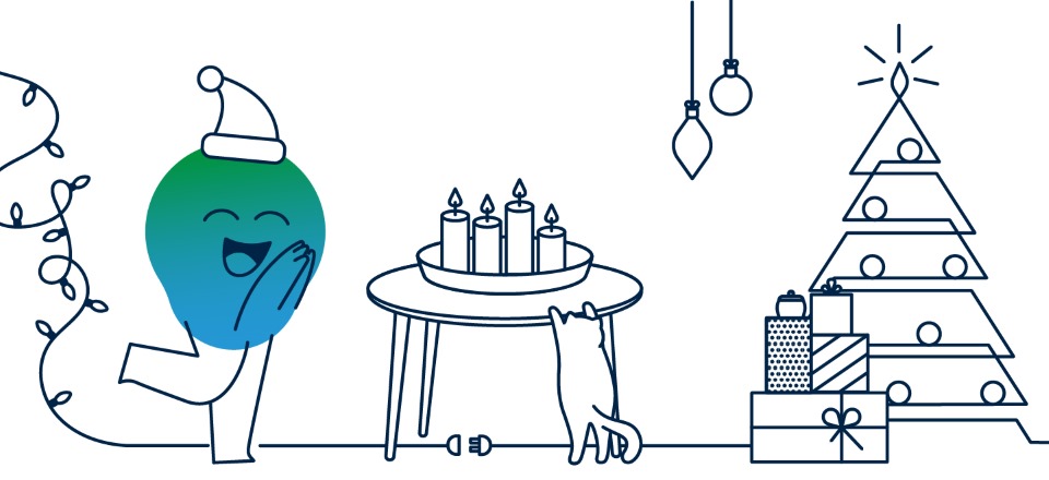 Illustration der degewo-Erklärfigur Kalle. Auf einem Tisch steht ein Adventskranz, im Hintergrund ein Weihnachtsbaum. Kalle trägt eine Weihnachtsmütze.