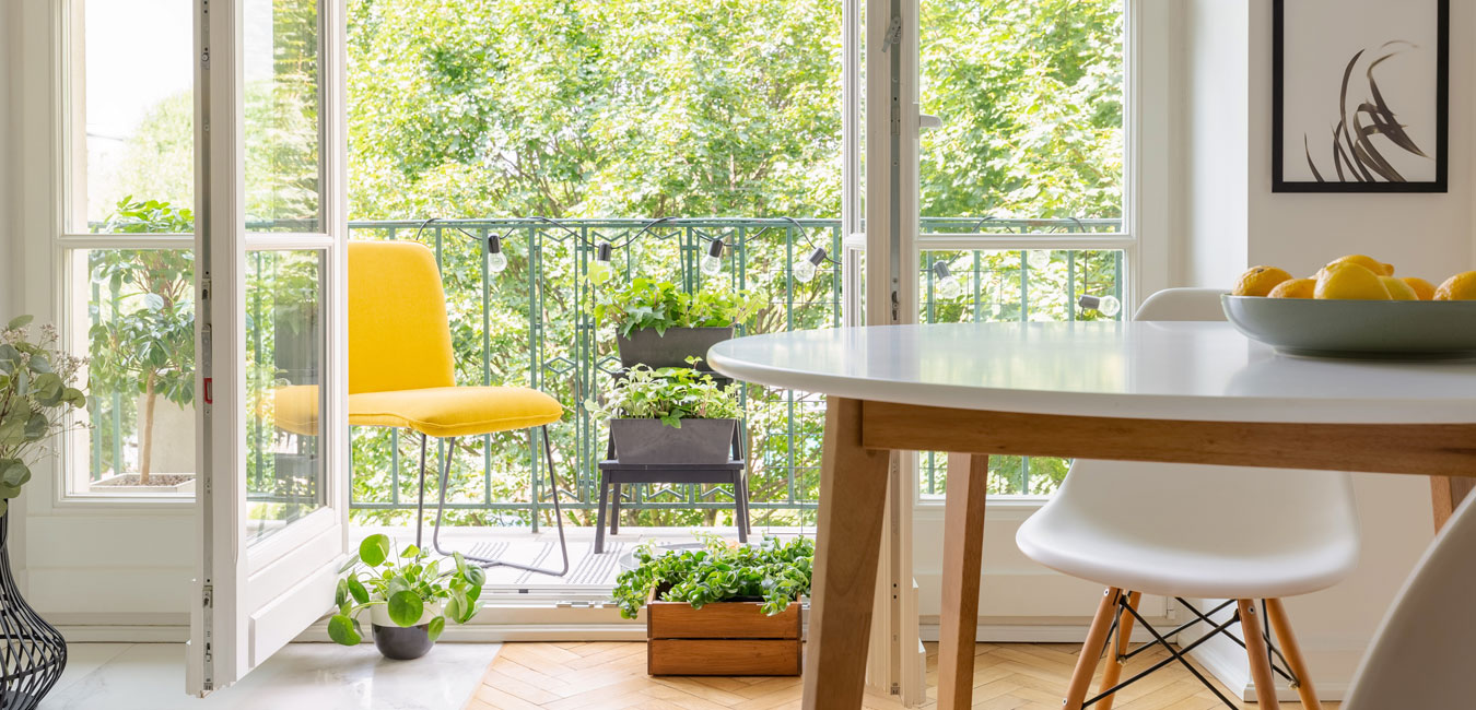 Balkon mit Ausblick auf Natur