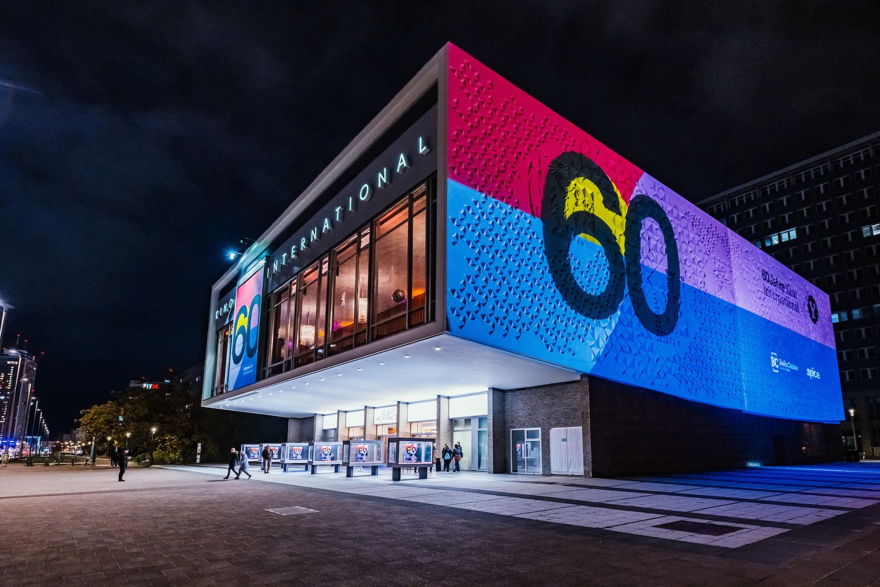 Außenansicht des Kino International mit einer großen 60 an der Seitenwand 